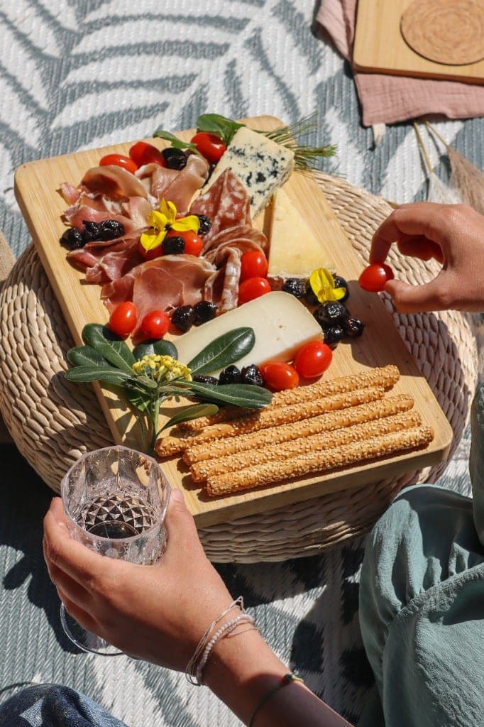 Plateau de spécialités niçoises - socca, pan bagnat, pissaladière sur un pique-nique