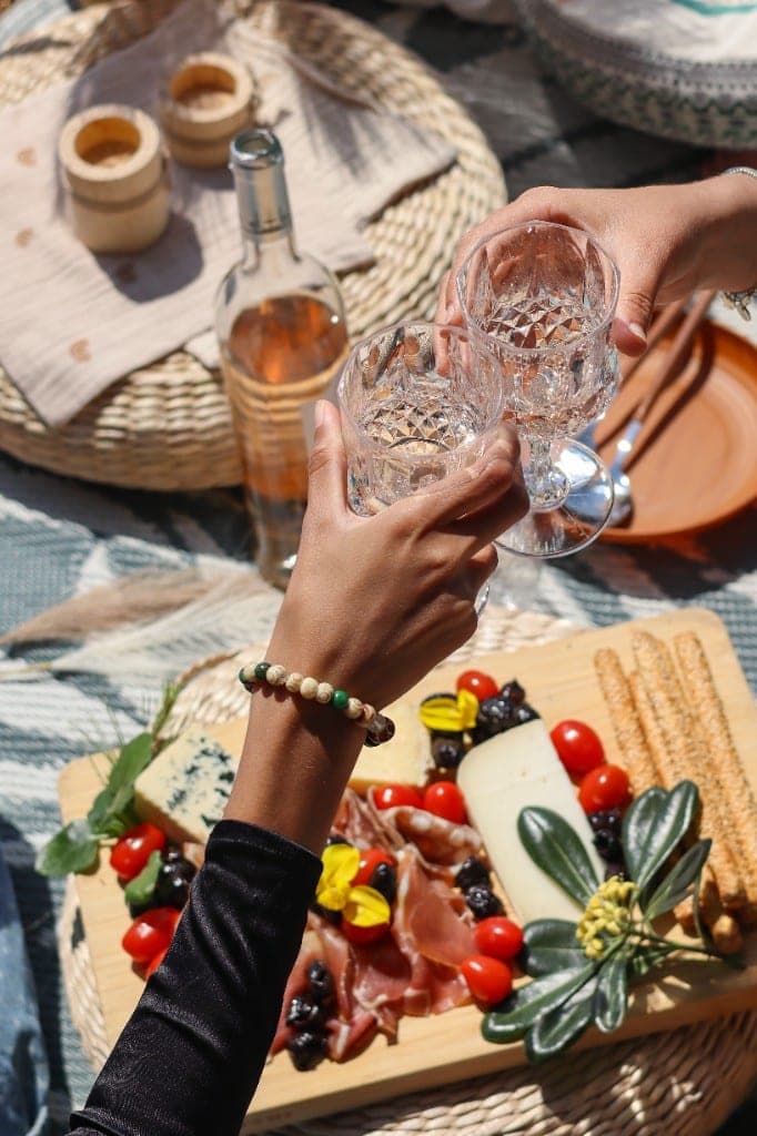 Toast au rosé et planche apéro niçoise sur un pique-nique The Nice Picnic