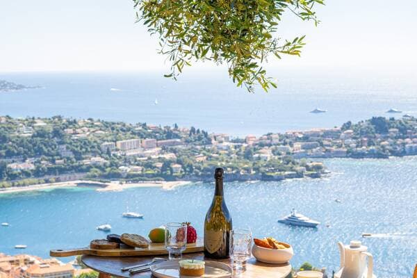 Hauteurs de Nice — Hills above Nice with sea view